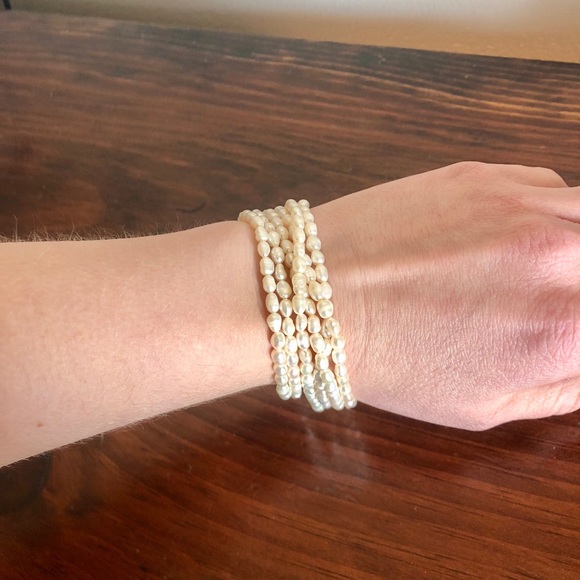 Freshwater Seed Pearl Bracelet w/ Gold Tone Clasp. - Picture 4 of 5